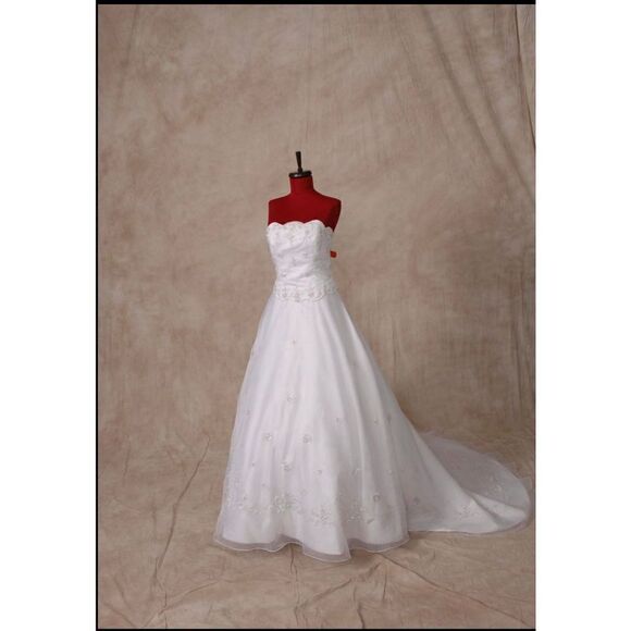 Wedding gown NWT custom made strapless w/embroidery and subtle beading - Picture 1 of 16